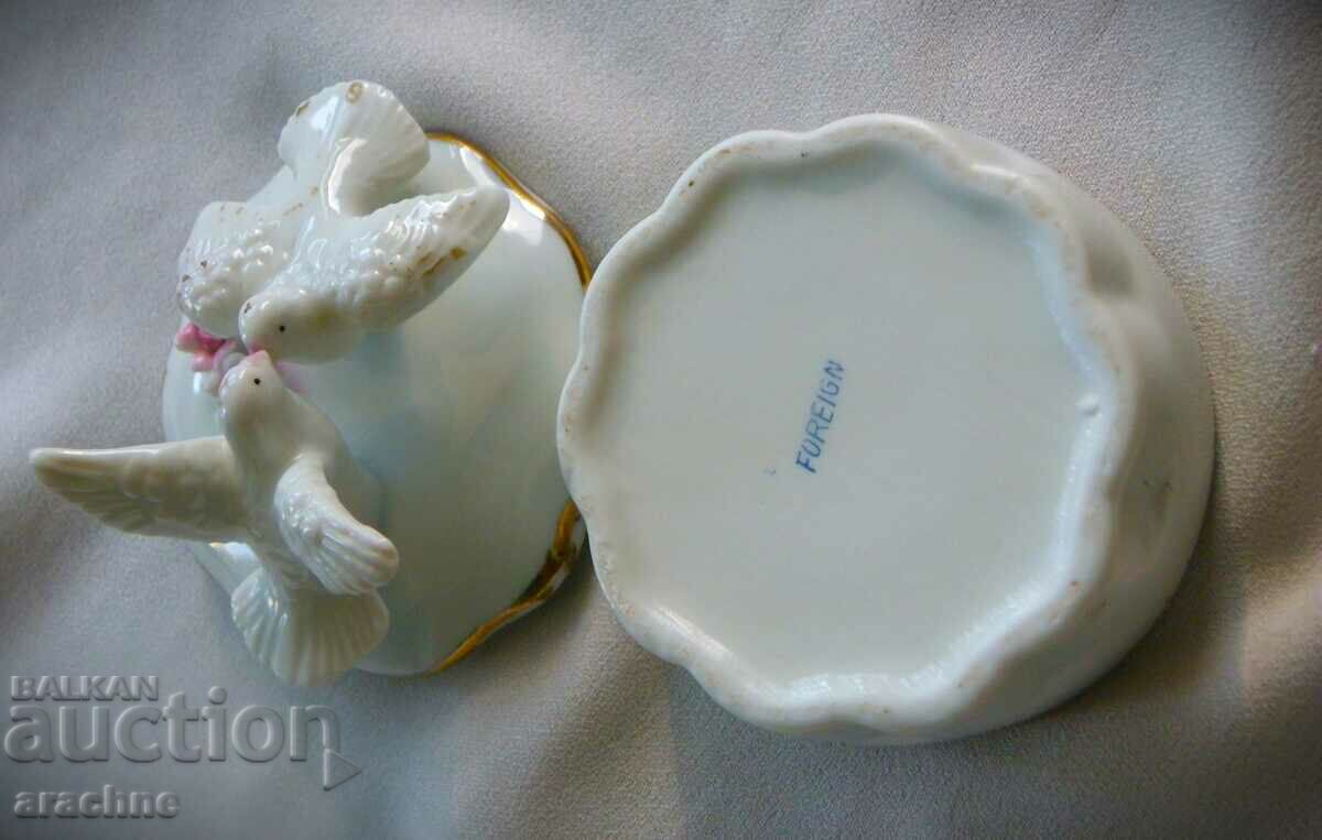 Аукцион Много стара порцеланова бижутерка Аукцион Много стара порцеланова бижутерка