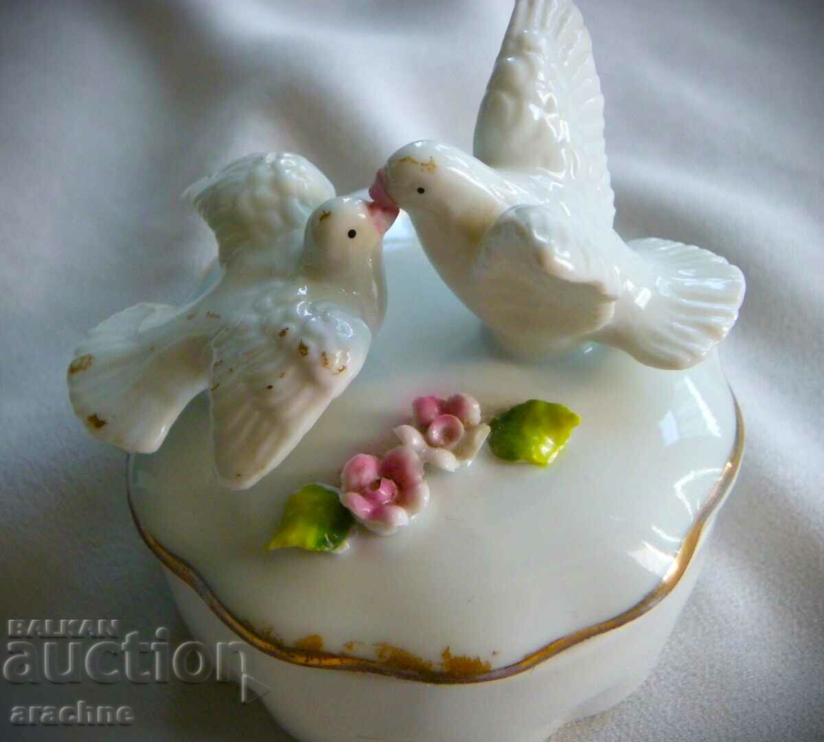 Доставка на Много стара порцеланова бижутерка Доставка на Много стара порцеланова бижутерка