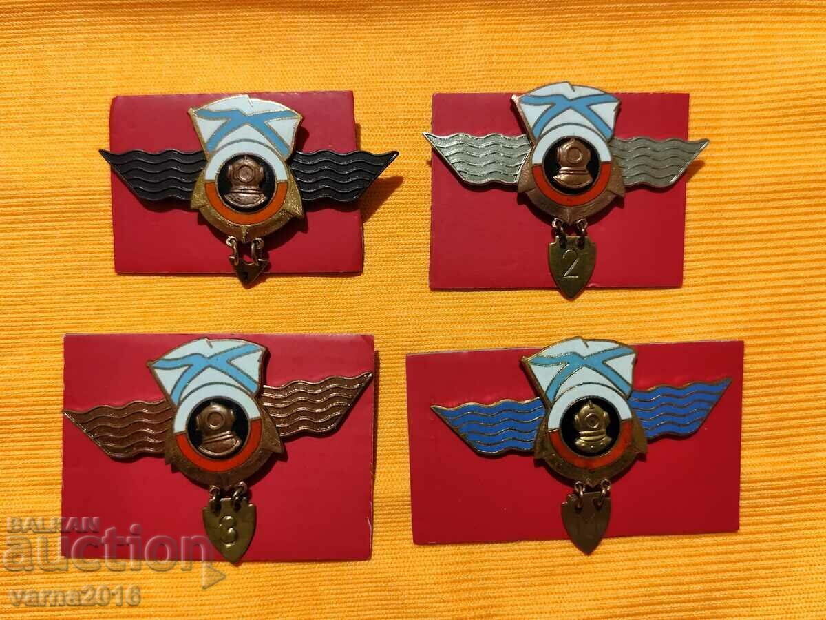 Lot 4 Number of Badges Divers