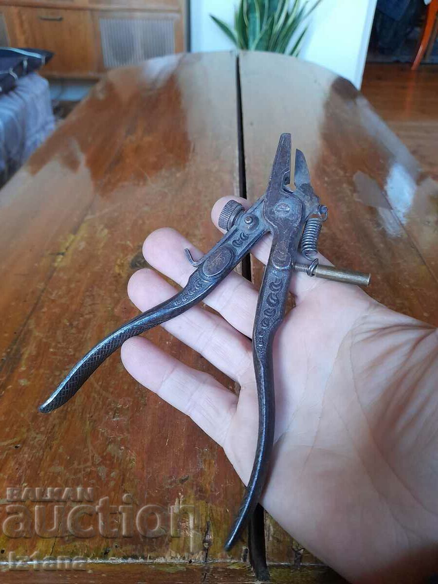 Old poplar pliers with price 50.00 BGN | € 25.56 Old poplar pliers with price 50.00 BGN | € 25.56