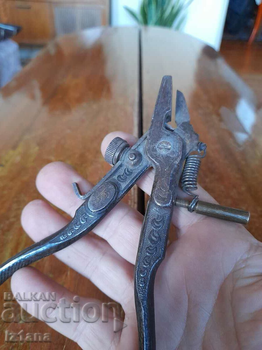 Auction Old poplar pliers Auction Old poplar pliers