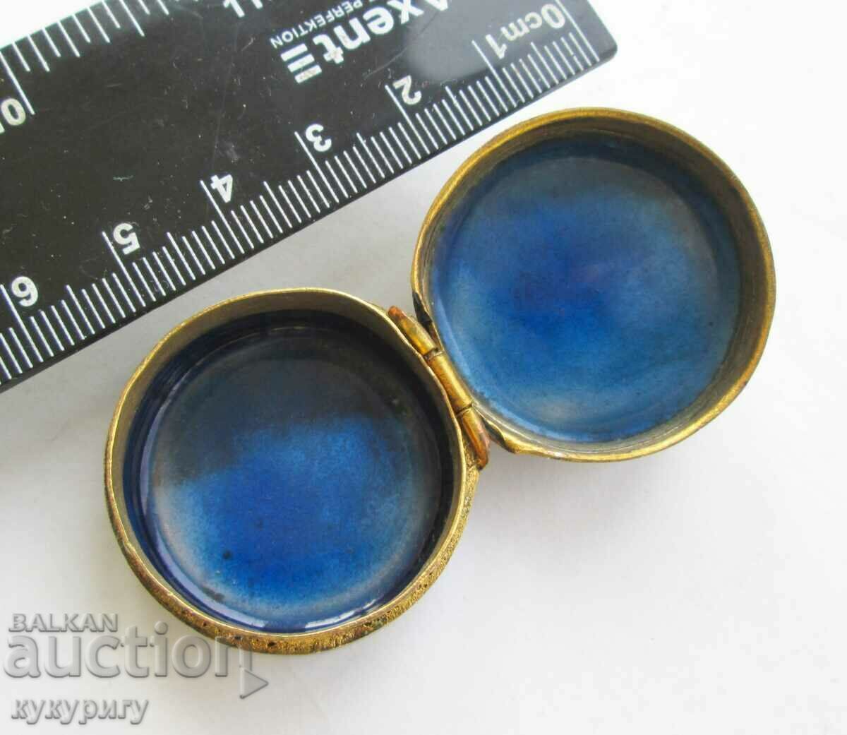 Delivery of Beautiful old small box cellular enamel and embroidery Delivery of Beautiful old small box cellular enamel and embroidery