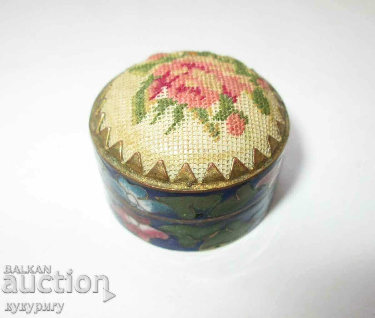 Beautiful old small box cellular enamel and embroidery - 7 Beautiful old small box cellular enamel and embroidery - 7