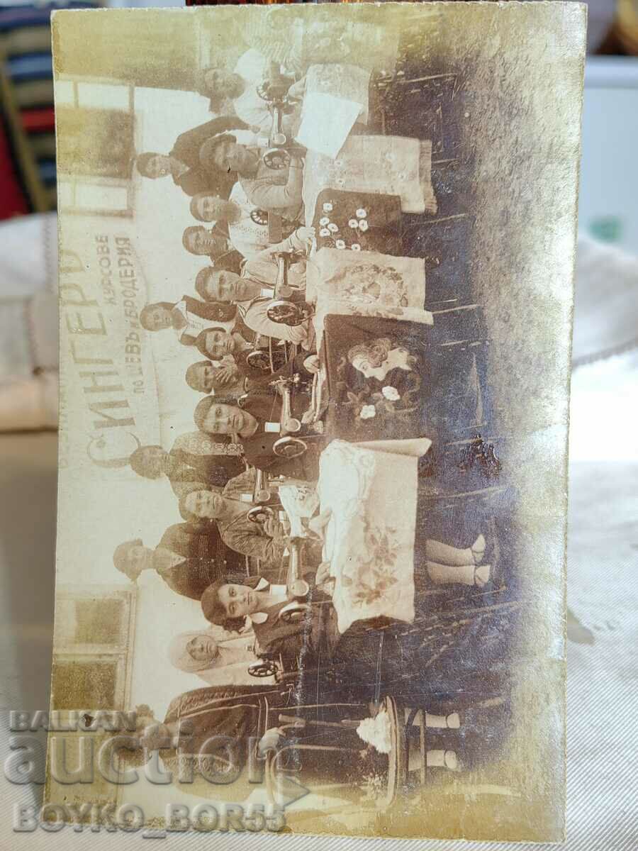 Două fotografii vechi Cursuri de cusut și broderie Glodjevo 1929