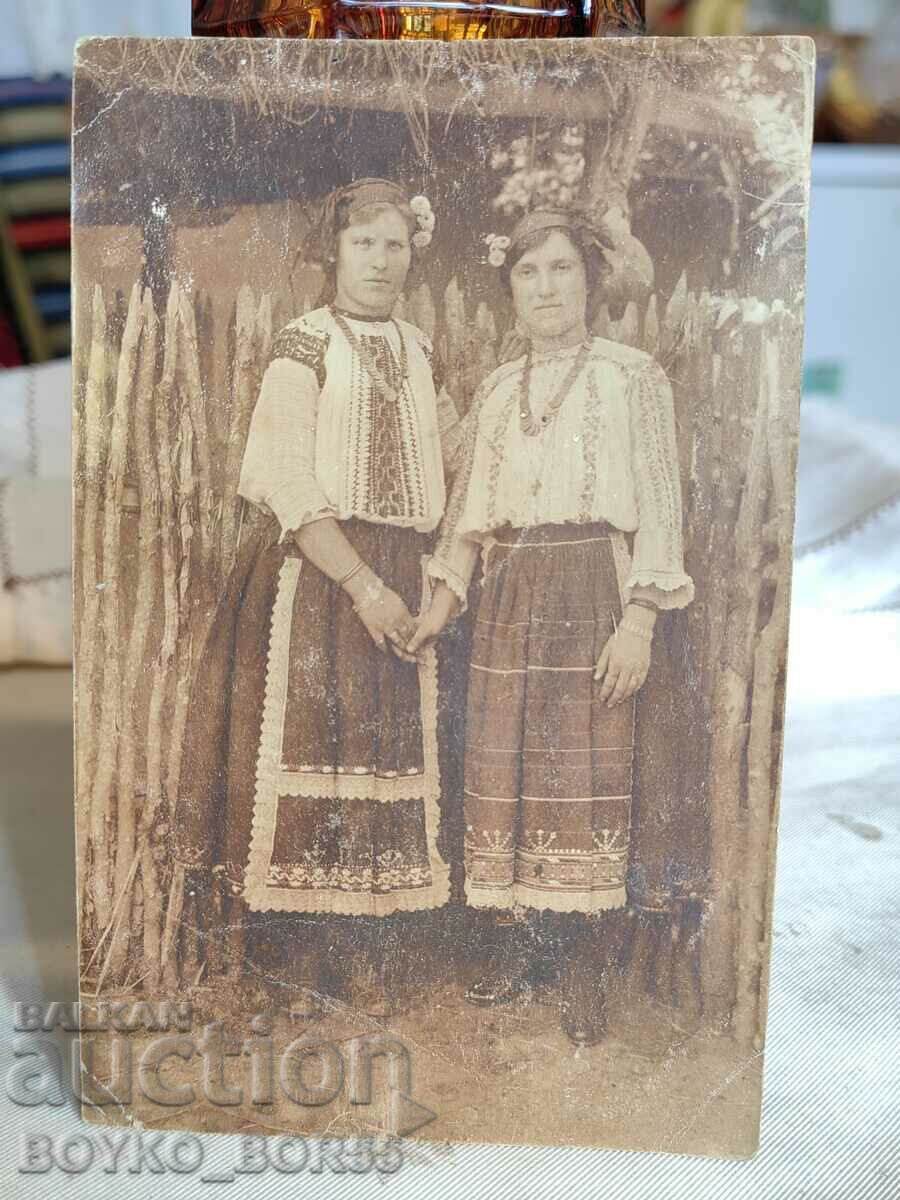 Fotografie veche cu femei în costume naționale Herzoi, Glodjevo, 1923