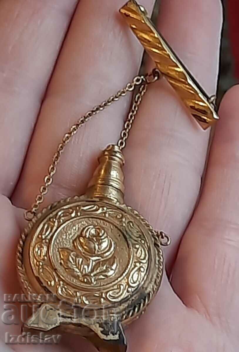 Brosa veche, sticla de parfum cu preț 35.00 BGN | € 17.90 Brosa veche, sticla de parfum cu preț 35.00 BGN | € 17.90