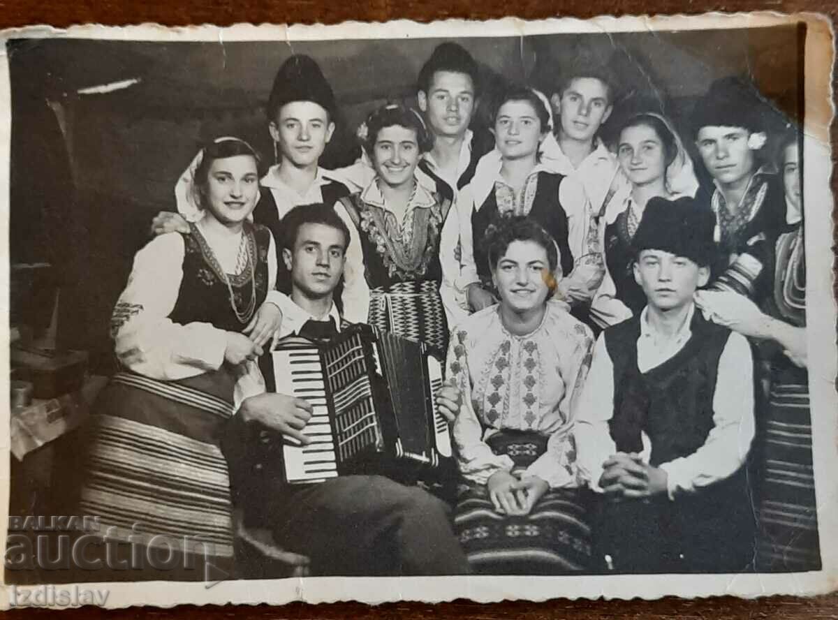 Аукцион Стара снимка на състав в носии Аукцион Стара снимка на състав в носии