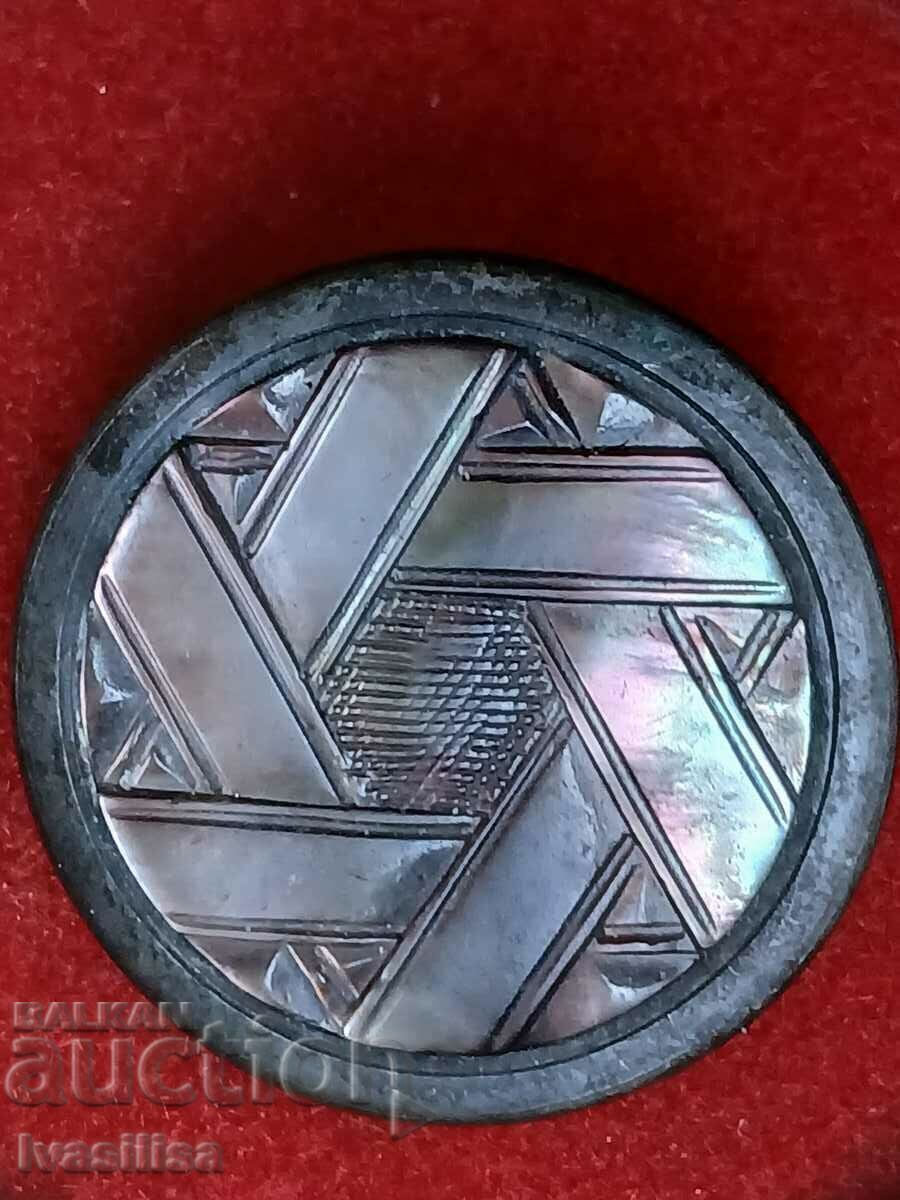 Auction  OLD PEARL BUTTON STAR OF DAVID