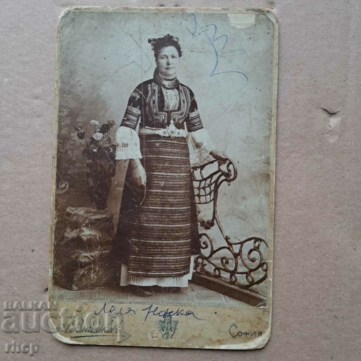 Femeie în costum și paft, anii 1890. poza tare