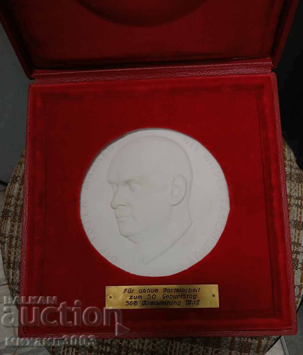 MEISEN PORCELAIN PLAQUE OF ERNST THELMANN DIAMETER 140 MM. with price 249.00 BGN | € 127.31 MEISEN PORCELAIN PLAQUE OF ERNST THELMANN DIAMETER 140 MM. with price 249.00 BGN | € 127.31