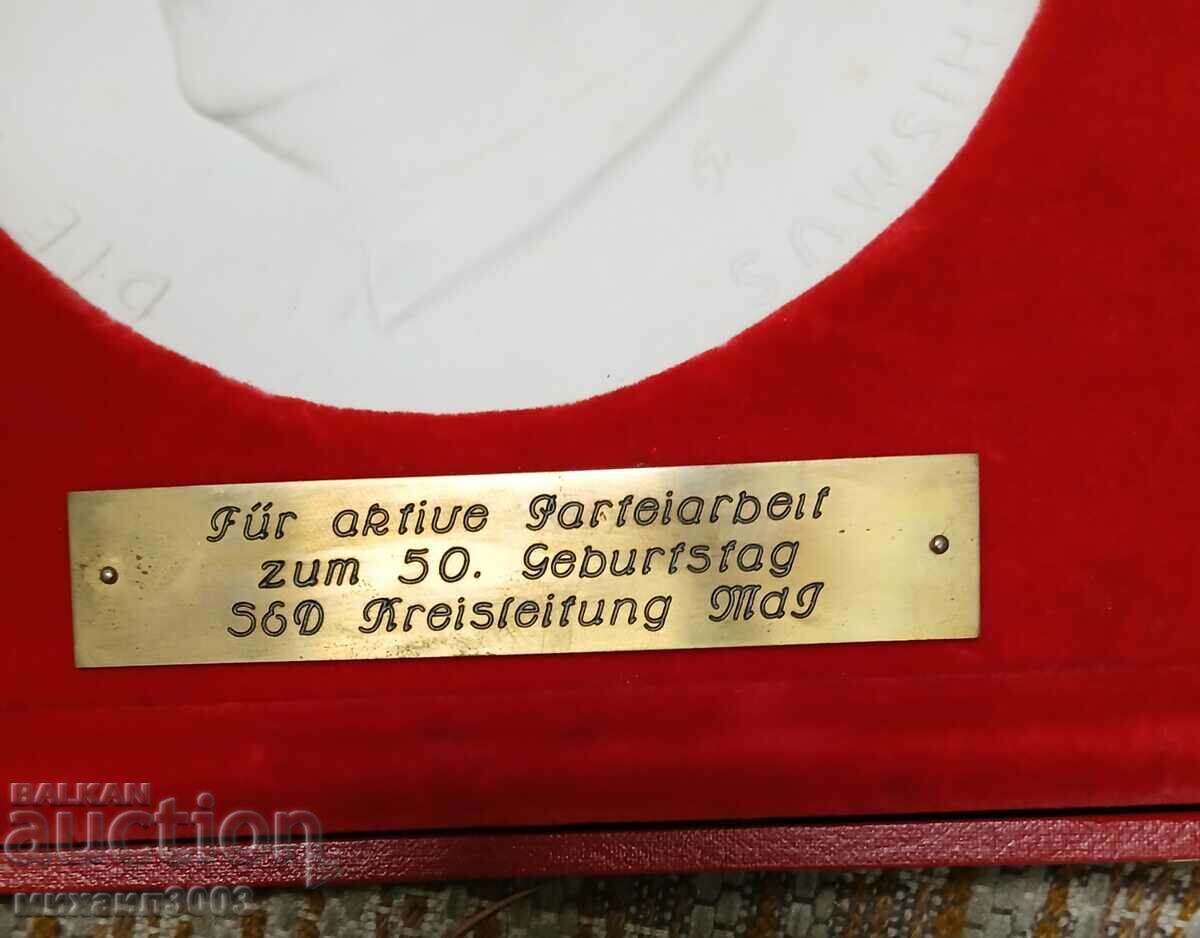 Auction MEISEN PORCELAIN PLAQUE OF ERNST THELMANN DIAMETER 140 MM. Auction MEISEN PORCELAIN PLAQUE OF ERNST THELMANN DIAMETER 140 MM.