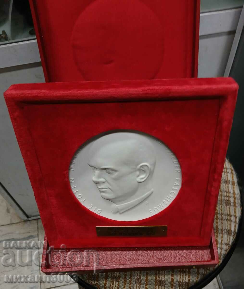 Delivery of MEISEN PORCELAIN PLAQUE OF ERNST THELMANN DIAMETER 140 MM. Delivery of MEISEN PORCELAIN PLAQUE OF ERNST THELMANN DIAMETER 140 MM.