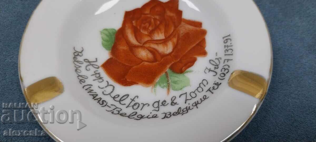 Livrarea scrumieră veche din porțelan Livrarea scrumieră veche din porțelan