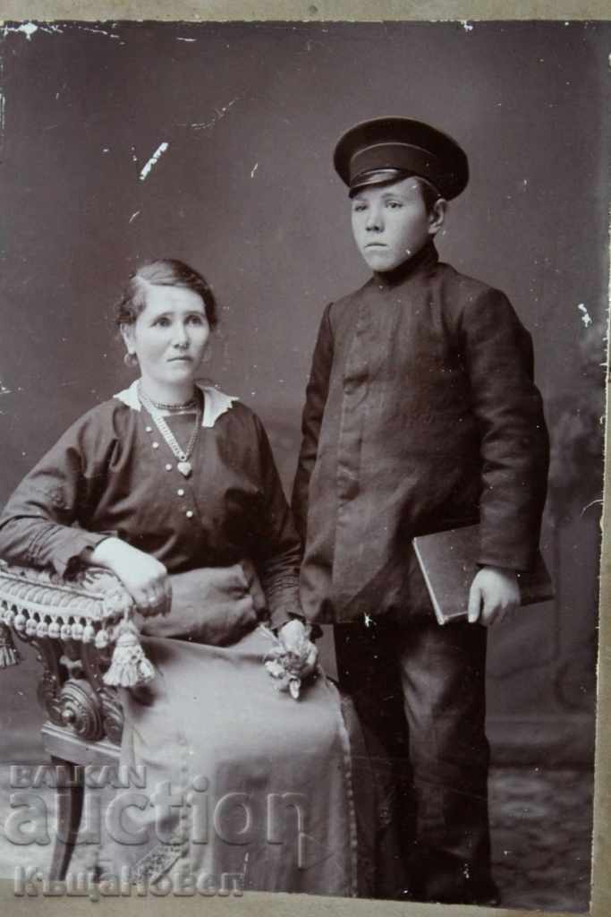 Auction  .BEGINNING 20TH CENTURY FAMILY PHOTO STUDENT PHOTO CARDBOARD