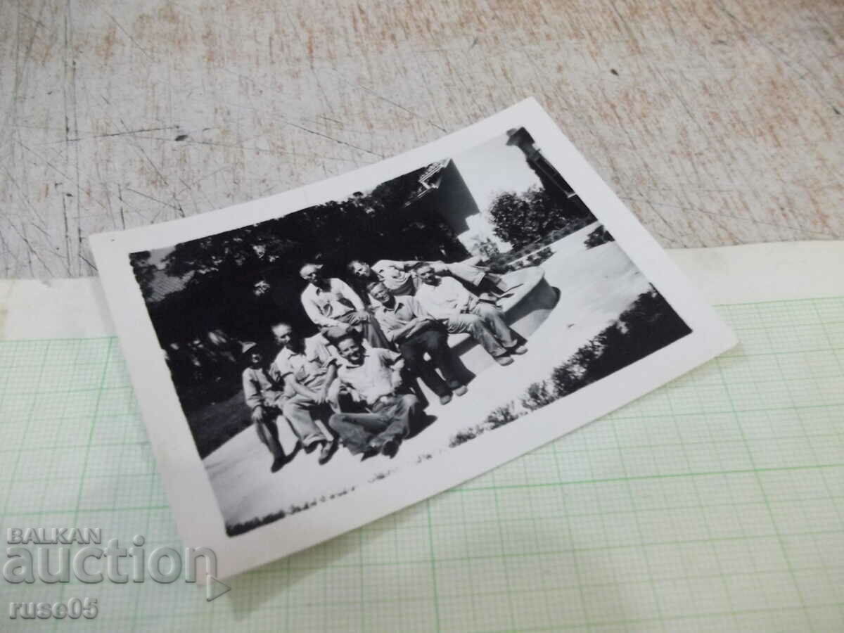 Auction An old photo of a group of Bulgarians sitting in a fountain in America Auction An old photo of a group of Bulgarians sitting in a fountain in America