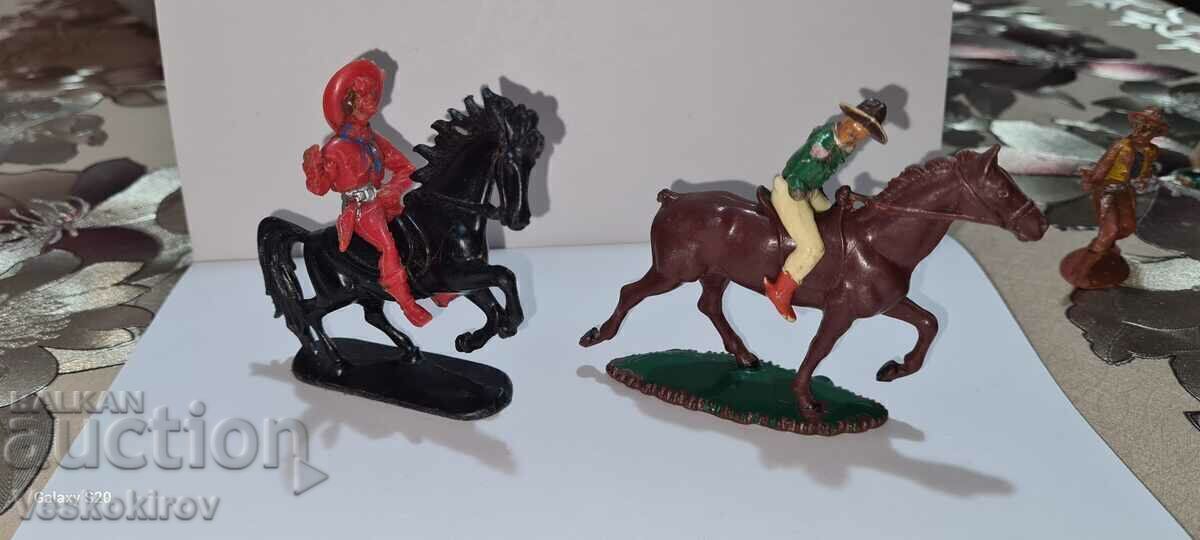 Delivery of Old figurines of warriors, Indians, knights