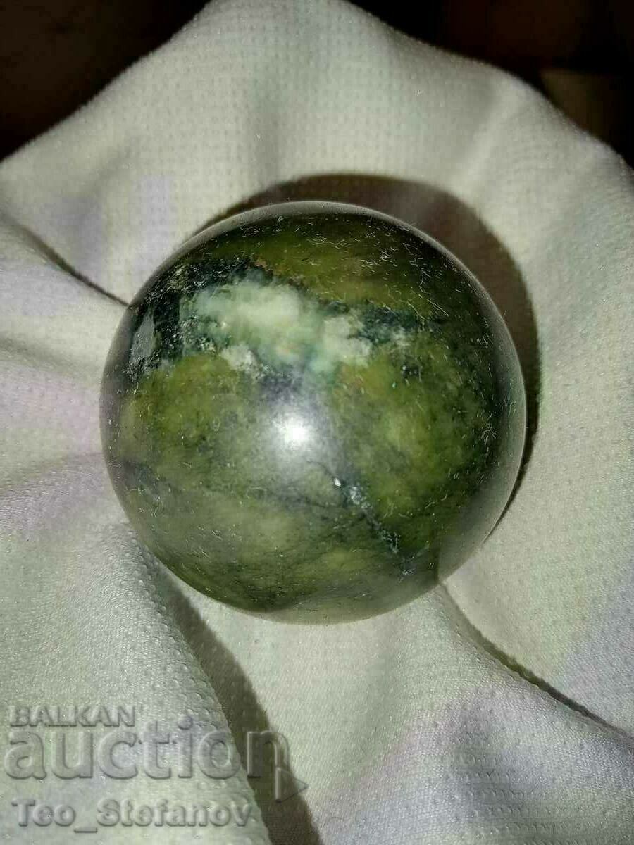 Δημοπρασία Σφαιρική μπάλα από σκούρο νεφρίτη