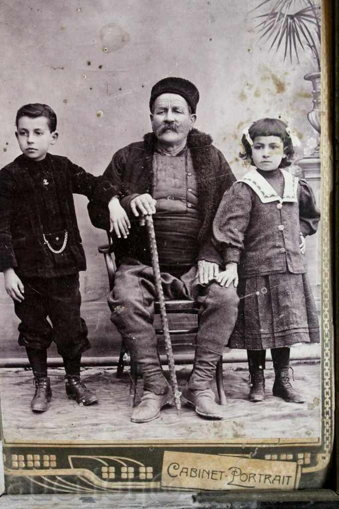 . СТАРА ВЪЗРОЖДЕНСКА ФОТОГРАФИЯ СНИМКА КАРТОН РАМКА с цена 15.00 лв. | € 7.67 . СТАРА ВЪЗРОЖДЕНСКА ФОТОГРАФИЯ СНИМКА КАРТОН РАМКА с цена 15.00 лв. | € 7.67