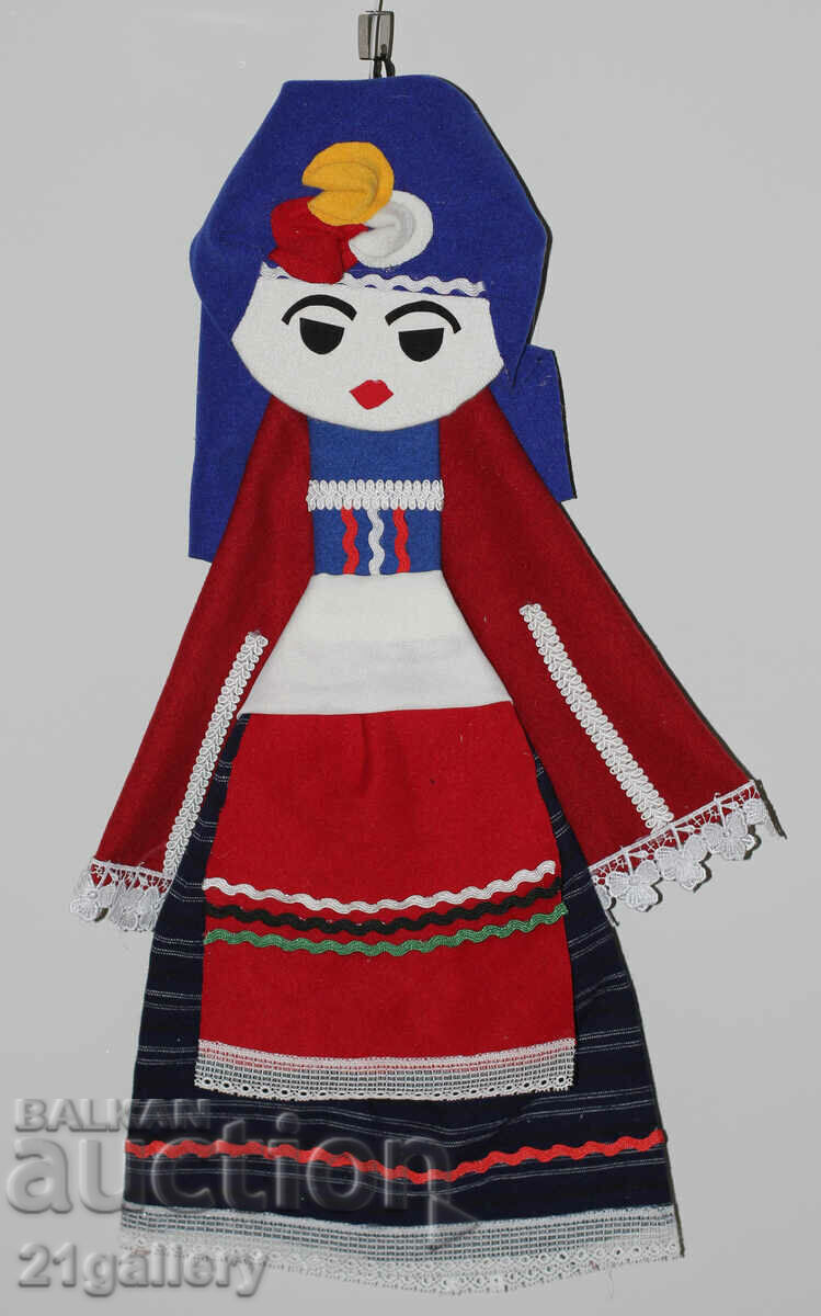 Licitație 64 cm. Costum popular papusa decor de perete lana/textil Licitație 64 cm. Costum popular papusa decor de perete lana/textil
