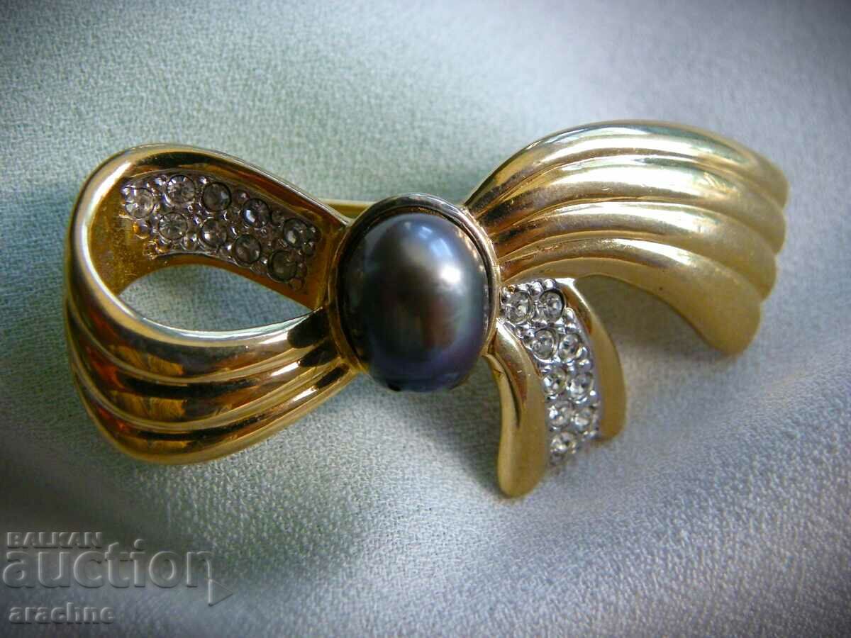 Gold plated black pacific pearl brooch with price 49.00 BGN | € 25.05 Gold plated black pacific pearl brooch with price 49.00 BGN | € 25.05