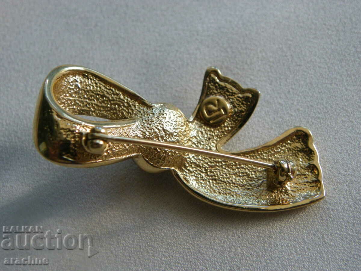 Auction Gold plated black pacific pearl brooch Auction Gold plated black pacific pearl brooch