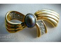 Gold plated black pacific pearl brooch