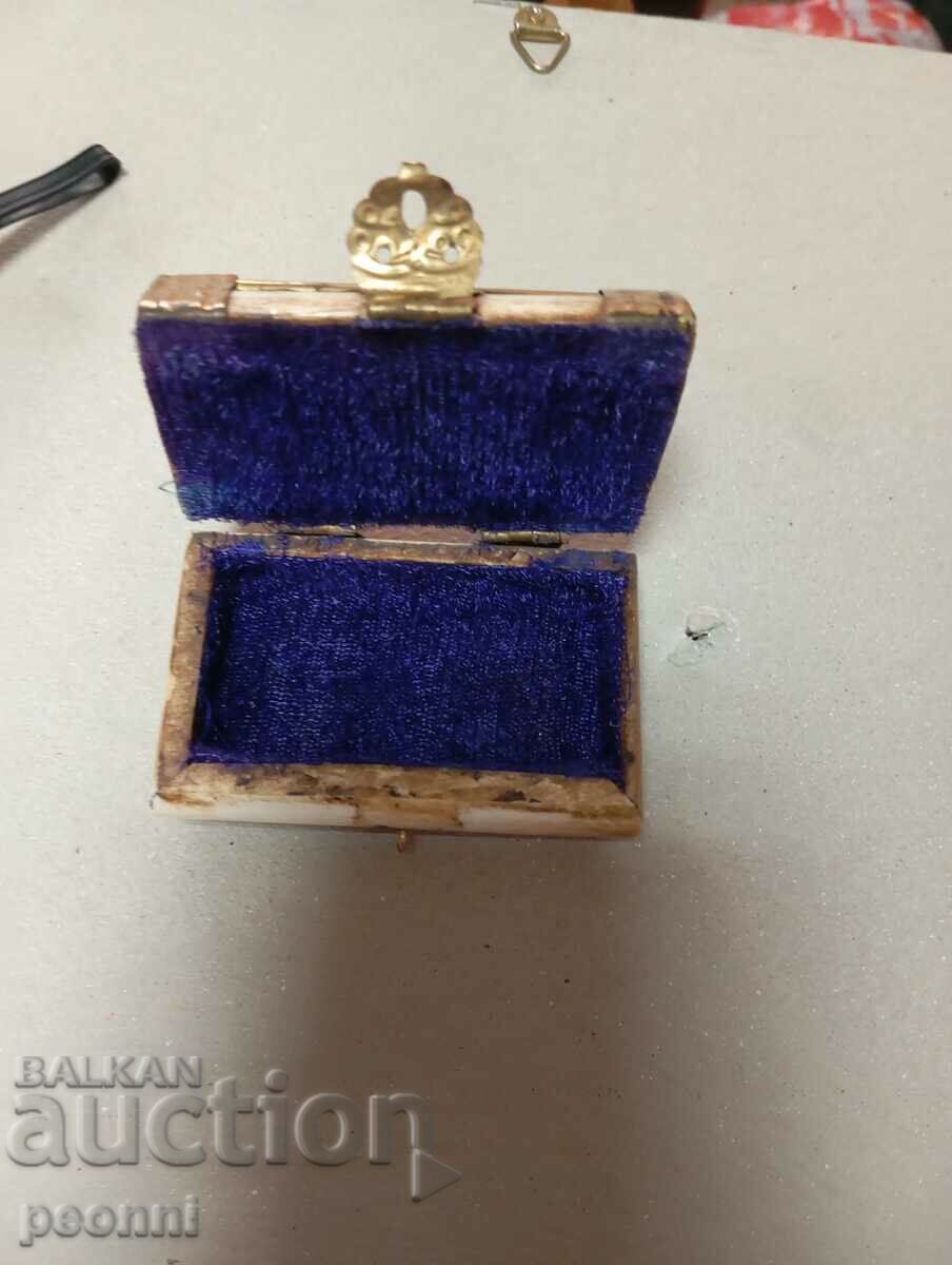 Κοκάλινο κοσμηματοπωλείο με τιμή 15.00 BGN | € 7.67