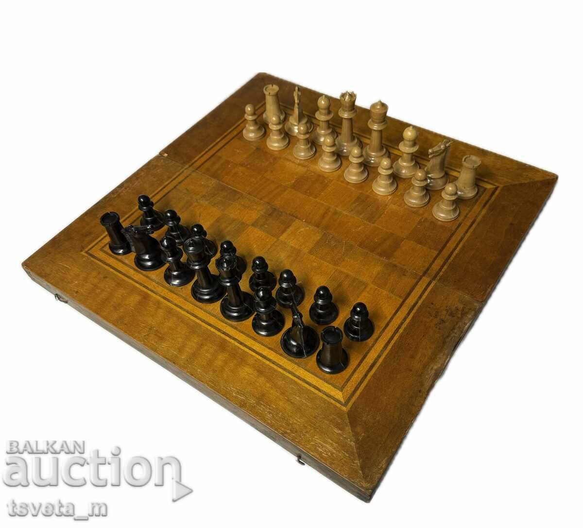 Sah si table din lemn 48 x 48 cm cu preț 45.00 BGN | € 23.01