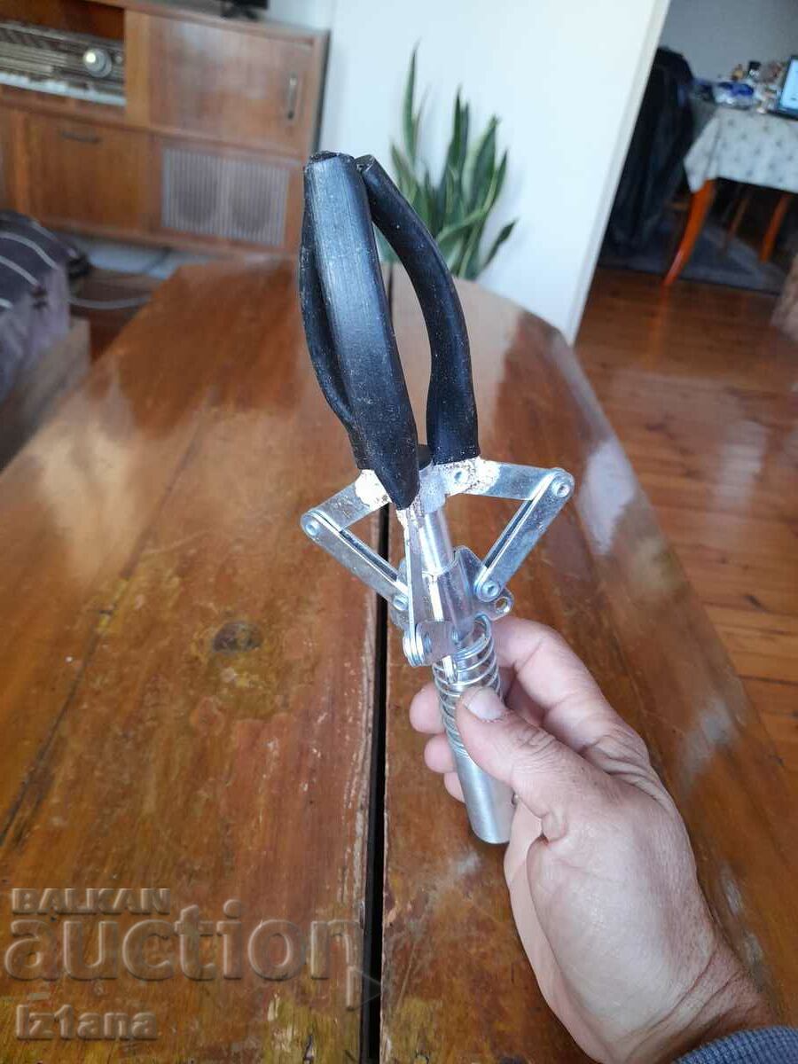 An old device, a tool for picking fruit with price 75.00 BGN | € 38.35 An old device, a tool for picking fruit with price 75.00 BGN | € 38.35