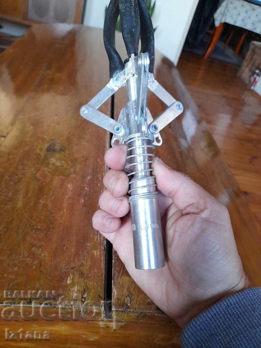 Auction An old device, a tool for picking fruit Auction An old device, a tool for picking fruit