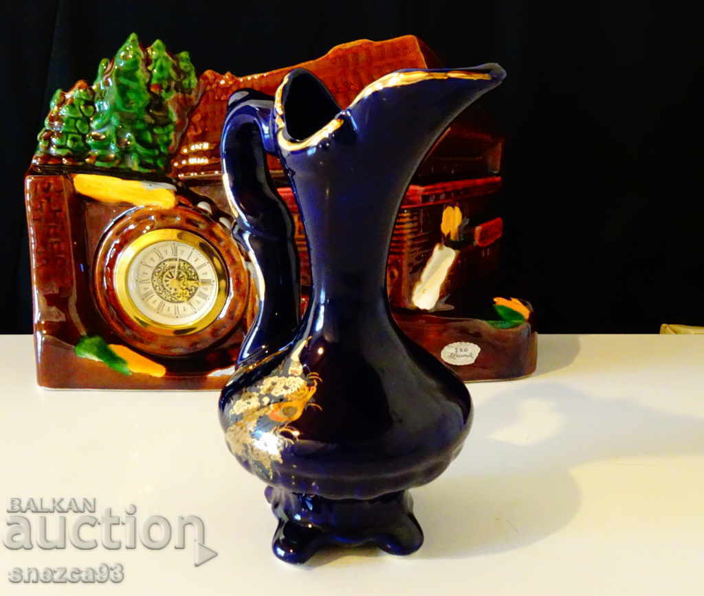 Delivery of Peacock porcelain jug, gold, cobalt. Delivery of Peacock porcelain jug, gold, cobalt.