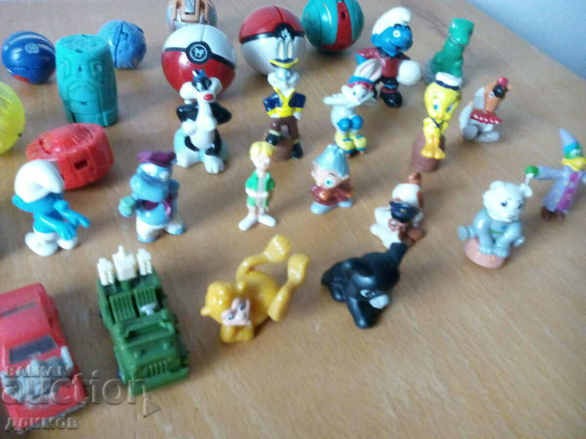 Auction  30 pieces of toys from Kinder Surprise and others