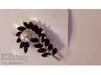 Beautiful brooch with pearl and crystals