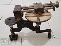 A goldsmith's machine for winding wire is also suitable for electric coils