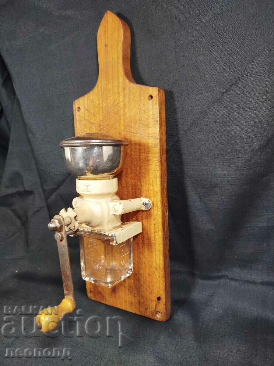 СТАРА РЕТРО МЕЛНИЦА ЗА КАФЕ РЪЧНА КАФЕМЕЛАЧКА ЗА СТЕНА с цена 80.00 лв. | € 40.90 СТАРА РЕТРО МЕЛНИЦА ЗА КАФЕ РЪЧНА КАФЕМЕЛАЧКА ЗА СТЕНА с цена 80.00 лв. | € 40.90