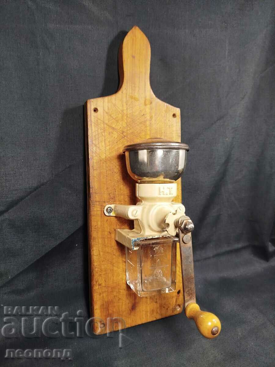 Аукцион СТАРА РЕТРО МЕЛНИЦА ЗА КАФЕ РЪЧНА КАФЕМЕЛАЧКА ЗА СТЕНА Аукцион СТАРА РЕТРО МЕЛНИЦА ЗА КАФЕ РЪЧНА КАФЕМЕЛАЧКА ЗА СТЕНА