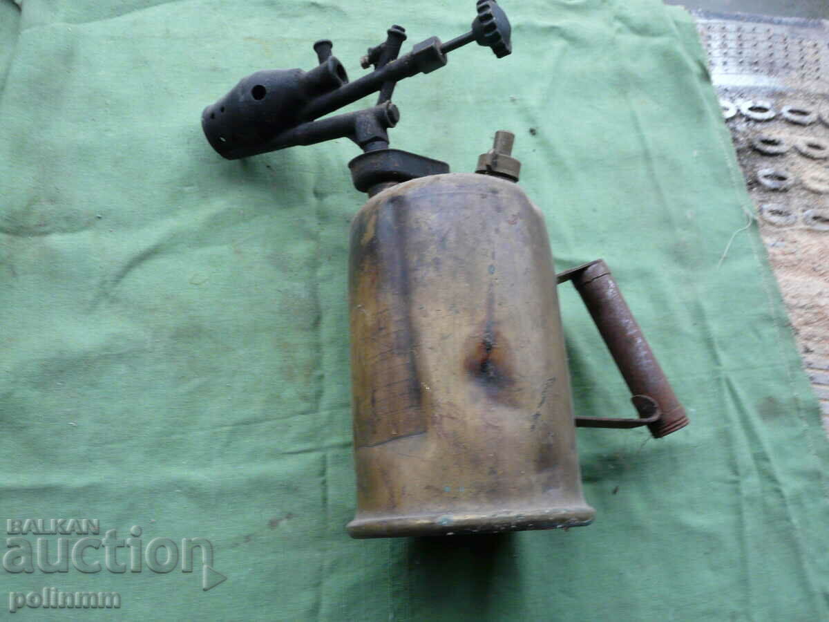 A large petrol lamp with price 30.00 BGN | € 15.34 A large petrol lamp with price 30.00 BGN | € 15.34