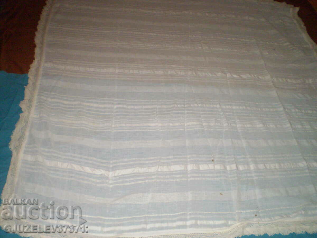 A 19th century hand-woven table cloth bordered with lace - 5 A 19th century hand-woven table cloth bordered with lace - 5