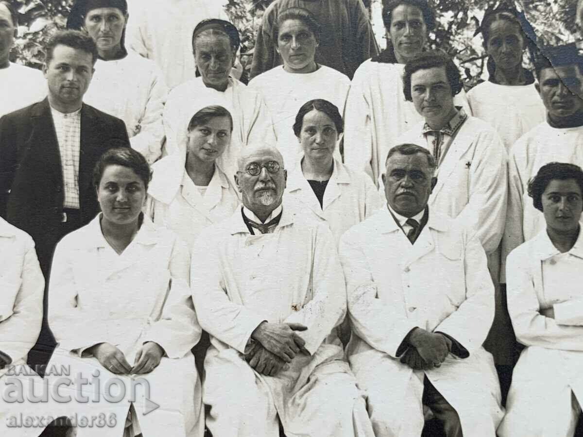 Auction  Doctors old photo