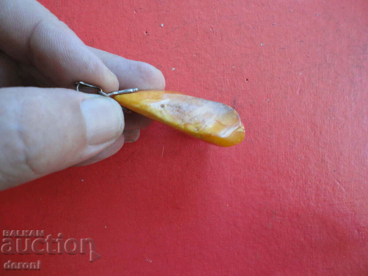 Colier pandantiv din argint cu chihlimbar cu preț 120.00 BGN | € 61.36 Colier pandantiv din argint cu chihlimbar cu preț 120.00 BGN | € 61.36