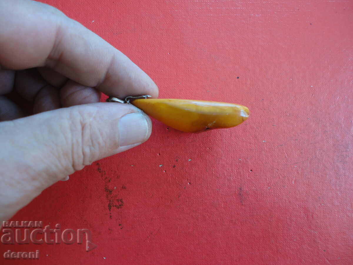 Licitație Colier pandantiv din argint cu chihlimbar Licitație Colier pandantiv din argint cu chihlimbar