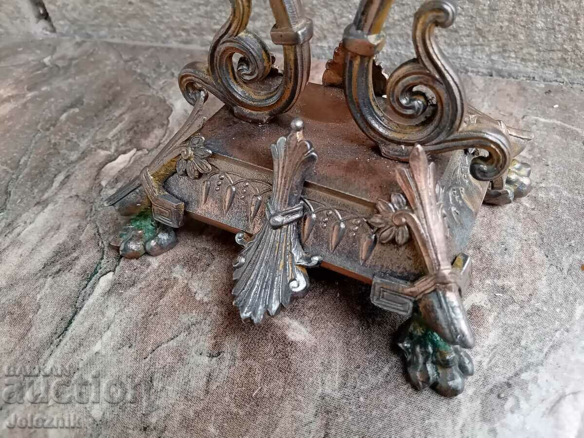 Sfeșnic rar, stil „Renaștere egipteană”, Franța secolul al XIX-lea. cu preț 135.00 BGN | € 69.02 Sfeșnic rar, stil „Renaștere egipteană”, Franța secolul al XIX-lea. cu preț 135.00 BGN | € 69.02