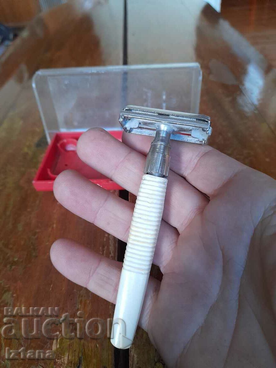 Auction  Old WT Zamet razor