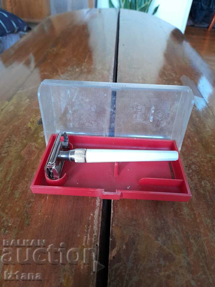 Old WT Zamet razor with price 37.00 BGN | € 18.92 Old WT Zamet razor with price 37.00 BGN | € 18.92