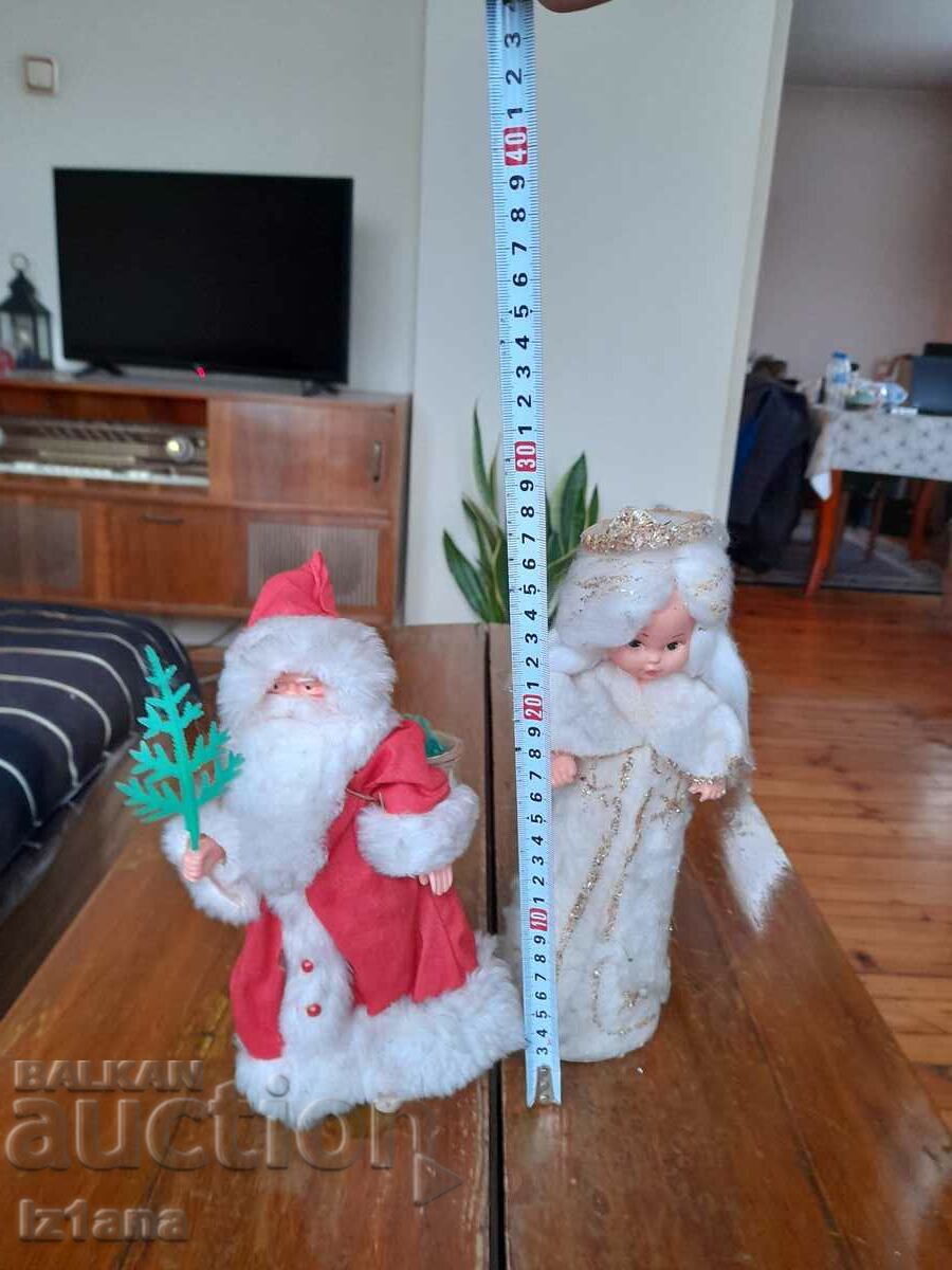 Delivery of Old Santa and Snow White