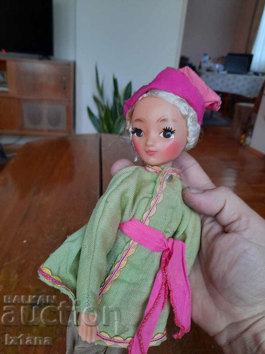 Păpușă veche cu preț 37.00 BGN | € 18.92 Păpușă veche cu preț 37.00 BGN | € 18.92