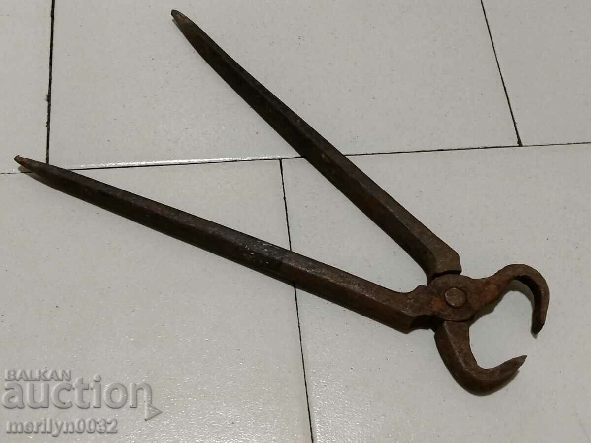 Παράδοση Παλιά λαβίδα σιδηρουργού, σφυρήλατο σίδερο, εργαλείο