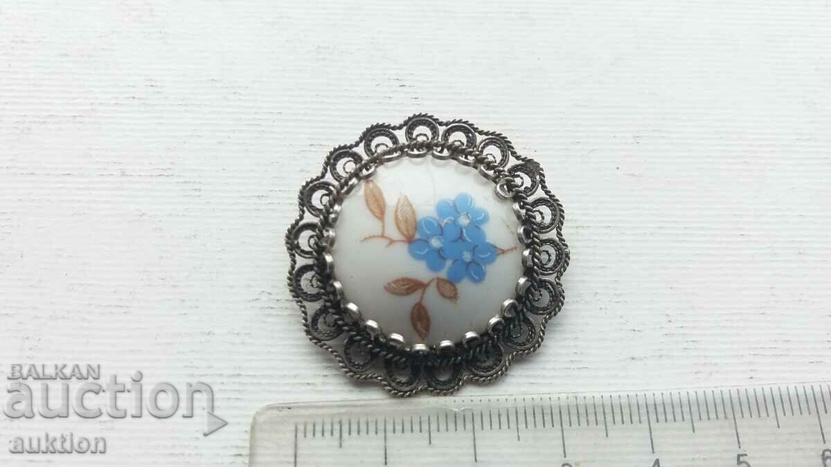 Auction SOLID SILVER BROOCH WITH PORCELAIN, FILIGRAN Auction SOLID SILVER BROOCH WITH PORCELAIN, FILIGRAN