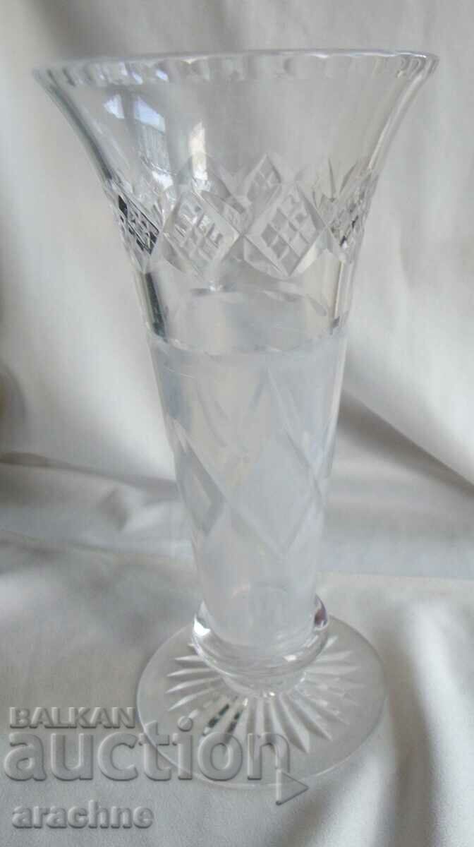 Vază britanică fină de cristal cu preț 28.00 BGN | € 14.32 Vază britanică fină de cristal cu preț 28.00 BGN | € 14.32