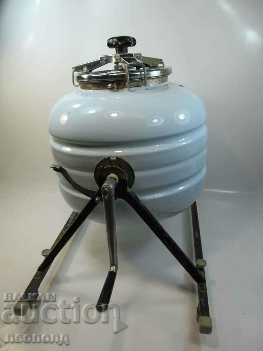 SĂLĂTOR DE MÂNĂ VECHI RETRO SMALTĂ CU MANEVĂ cu preț 150.00 BGN | € 76.69 SĂLĂTOR DE MÂNĂ VECHI RETRO SMALTĂ CU MANEVĂ cu preț 150.00 BGN | € 76.69